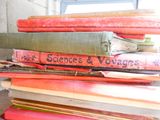 plusieurs livres empilés sur une table