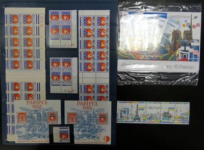 de nombreux timbres exposés sur la table