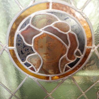 Deux vitraux représentant des éléments d'architecture Gothiq…