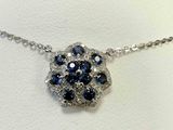 pendentif en forme de fleur en diamants bleus et blancs, monté sur une chaîne en argent