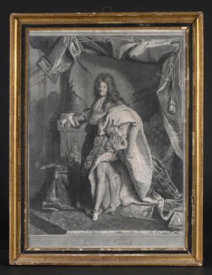 un dessin en noir et blanc représentant un homme assis sur une chaise
