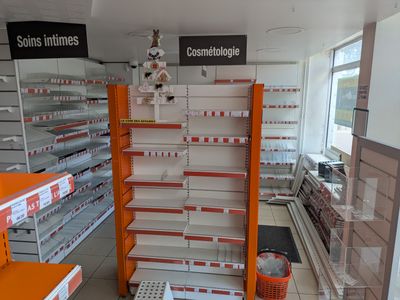 les nombreuses étagères d'un magasin sur lesquelles sont disposés des articles