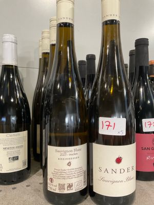 plusieurs bouteilles de vin sont alignées sur un comptoir