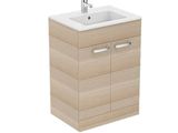 Le meuble-lavabo est en bois et comporte un lavabo blanc.