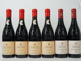 six bouteilles de vin sont alignées sur une table