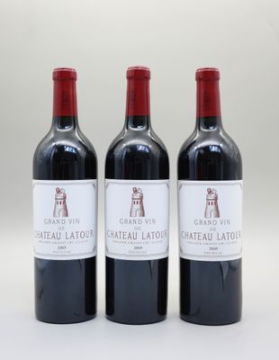 trois bouteilles de vin rouge posées côte à côte sur une table
