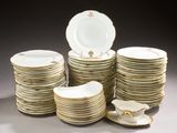 beaucoup d'assiettes empilées les unes sur les autres