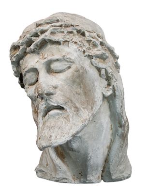 une statue représentant un homme portant une couronne d'épines sur la tête
