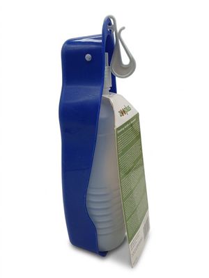 une bouteille en plastique bleue munie d'une poignée et d'une étiquette
