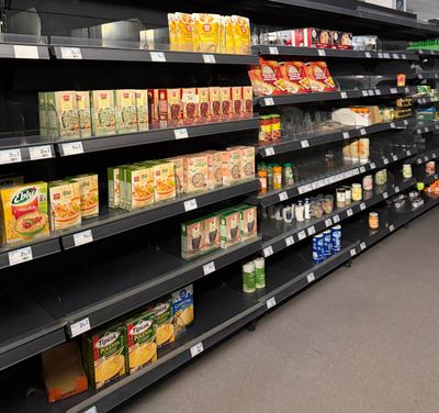 de nombreux rayons de produits alimentaires dans le magasin, sur lesquels sont disposées des boissons