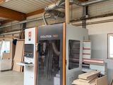 une machine qui se trouve à l'intérieur d'un bâtiment