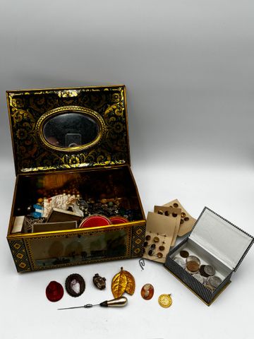 Boîte en fer polychrome garnie de perles fantaisie, médaillon pin...