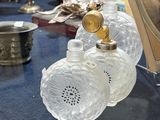 une vitrine en verre contenant de nombreux objets en verre
