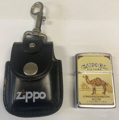un briquet et son étui, posés l'un à côté de l'autre
