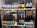 de nombreuses bouteilles de bière exposées dans une vitrine