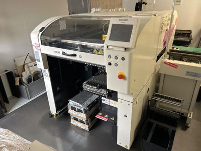 une machine posée sur une table dans une pièce