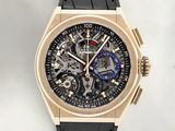 gros plan d'une montre-bracelet avec un bracelet en cuir noir