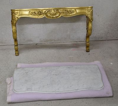une table dorée et un tapis rose au sol