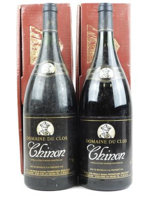 deux bouteilles de vin sont posées l'une à côté de l'autre sur une table