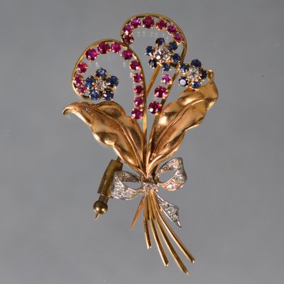 une broche en or ornée d'un bouquet de fleurs