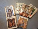 de nombreuses cartes posées sur une table