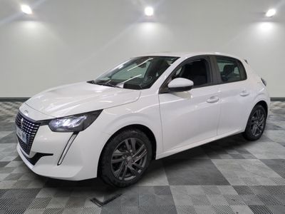 une voiture blanche est garée dans une pièce au sol à carreaux
