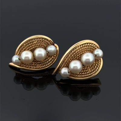 une paire de boucles d'oreilles en perles et or