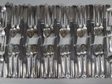 beaucoup de fourchettes et de cuillères sur la table