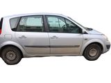 une petite voiture argentée garée sur le bord de la route