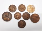un ensemble de six pièces de monnaie en bronze de tailles et de formes variées