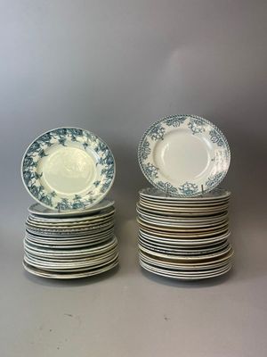 plusieurs assiettes empilées sur une table