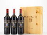 trois bouteilles de vin rouge devant une caisse en bois