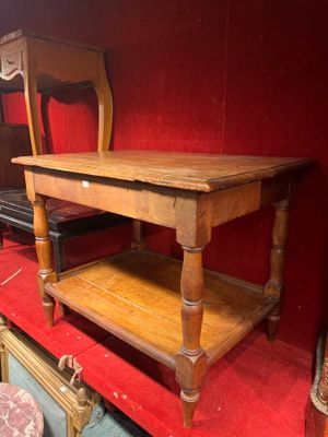 une table en bois surmontée d'une étagère
