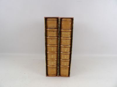 deux livres dans un coffret en bois posé sur une surface blanche