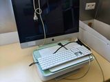 un ordinateur sur un bureau avec un clavier et une souris