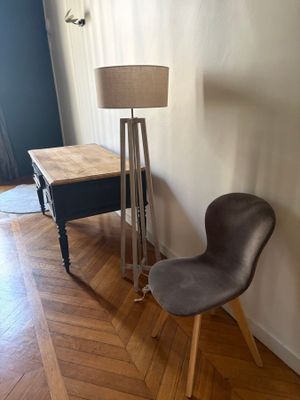 une chaise placée à côté d'une table dans une pièce