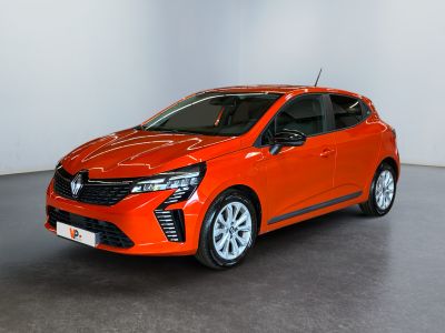 La voiture orange est garée dans une pièce blanche.