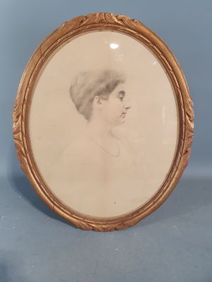 une vieille photo d'une femme portant un turban, dans un cadre doré