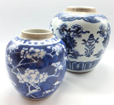 deux vases bleus et blancs placés l'un à côté de l'autre