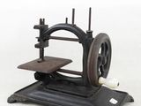 une vieille machine à coudre posée sur une table