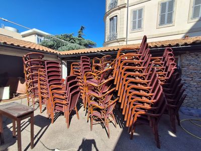 Dans le patio : 47 fauteuils de terrasse en rotin et tressag…