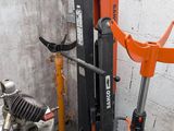 un chariot élévateur garé à côté d'un tas d'outils