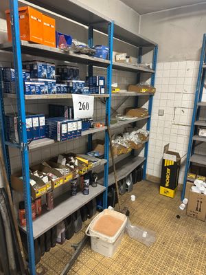 une pièce remplie de nombreuses étagères et de cartons de provisions