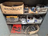 une armoire métallique remplie d'objets et d'outils divers