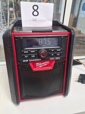 une radio posée sur une table