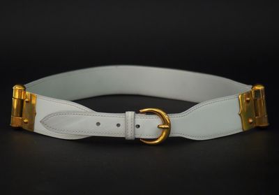 HERMES, Paris Ceinture en cuir blanc, à boucle doré.