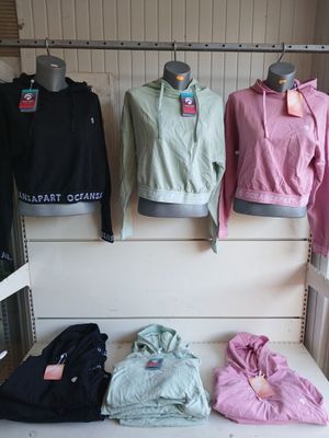 un présentoir de vêtements sur une étagère dans un magasin de vêtements