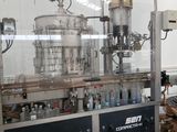 une machine qui contient beaucoup de bouteilles