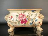 un vase avec des fleurs posé sur une table
