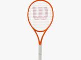 une raquette de tennis orange sur fond blanc, avec la lettre « u »